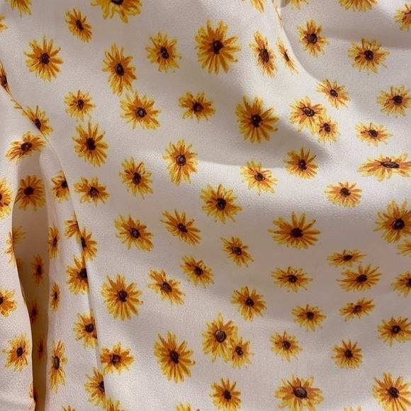 WEWOREWHAT Daisy Ditsy Floral Cut Out Back Long Sleeve Cropped Top Size Small - Picture 8 of 9